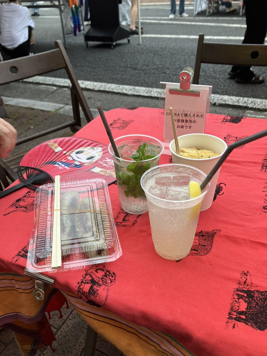 KentanTo1975's tweet photo. いわきおどり前にCHEKAさんの出店にも、お邪魔して来ました🙋
自家製🍋サワー、実は初でこの時期にサッパリで美味でしたー✨
サポさん達も、居ましたー笑
#CHEKA
#いわきおどり https://t.co/2Rn7izhI7O