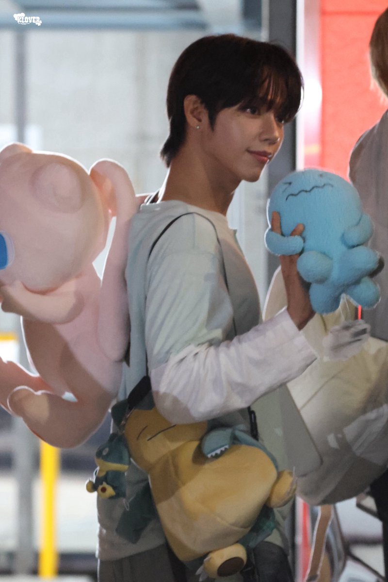 xoulsz's tweet photo. JL 😭😭😭😭 HE IS COVERED WITH BIG PLUSHIES PLS HE’S LITERALLY A LIVING PLUSHIE STAND LMAO THIS IS THE CUTEST THING EVER https://t.co/B92DVtYuZ4