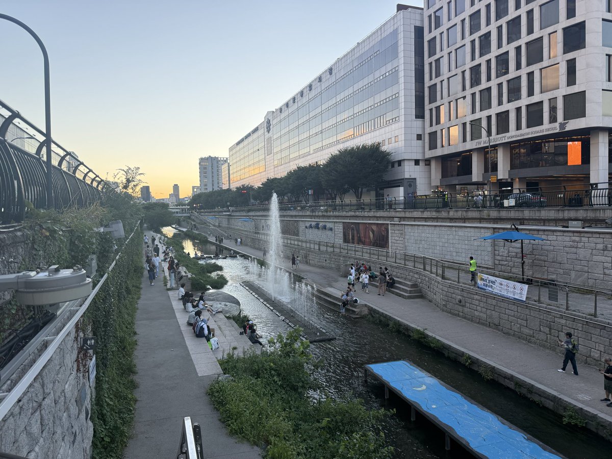 mingrihai_'s tweet photo. 夕暮れの清渓川最高だった。
たくさん歩いたからしばらく座り込んじゃった。 https://t.co/j62Gc3gSzL