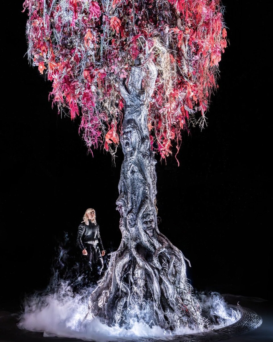 TwasBrillig1's tweet photo. the Thrones/hotd weirwoods were fine, but ultimately just look like trees. but this is special. it's uncanny and unsettling. it really looks like something that's been watered with blood for countless generations, and a substrate for the chorus of dead Singers.

I love it https://t.co/W0RbI9i3df
