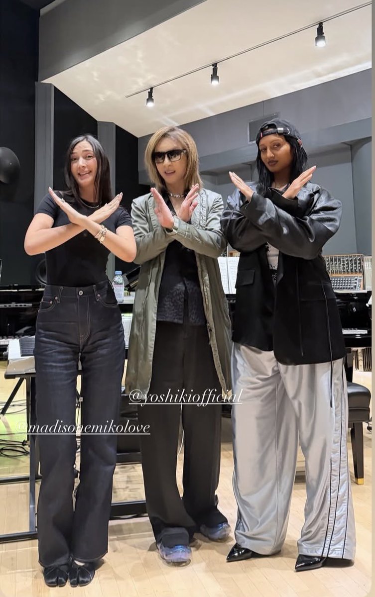 keishu_western's tweet photo. #TeamYoshiki の皆様❤️こんばんは🌙いつもいいね❤️repost🔃ありがとう💖感謝です🙇‍♀️❤️
8/8 update 毎日暑いですね🥵
もうすぐDS BFSですね　🎹🥁🍷🍽️
ご体調はいかがですか？万全でご成功なさいますよう祈っています🙏
Instagramでお元気そうなお姿を拝見❣️嬉しゅうございます
今日もバタバタの一日だけどそんな中でも貴方を想い愛しています❤️
@YoshikiOfficial 
🌹https://t.co/d9cScnoYv4🌹