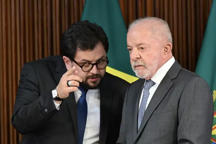 freire_roberto's tweet photo. Uma excelente cronica da grande jornalista Thaís Oyama. Vale a pena ler .

Os motivos da transgressão de Marcola, à luz de um Nobel
Ex-assessor de Lula concluiu que o ambiente era propício — e os incentivos para transgredir superavam com folga os freios

Por que as pessoas se suicidam? Por que têm filhos? Por que cometem crimes? O economista Gary Becker se fez todas essas perguntas para, a partir delas, construir modelos matemáticos capazes de gerar previsões. Interessava-lhe, sobretudo, a natureza humana — e como os humanos fazem escolhas. A resposta que formulou para a última questão — por que alguém comete um crime? — foi um dos eixos da obra que lhe rendeu o Prêmio Nobel de Economia, em 1992. No modelo de Becker, três fatores influem na decisão de infringir a lei: o benefício desejado, a probabilidade de ser apanhado e a punição prevista. Quanto maiores o risco e o castigo, menor o incentivo para perseguir o benefício. Mas, se o benefício é grande e as chances de ser pego pequenas, o tamanho do castigo perde importância.

Isso não significa que Becker, leitor de Schopenhauer e Dostoiévski, acreditasse que a natureza humana pudesse caber numa equação. Ele queria demonstrar como as paixões — vaidade, ressentimento, desejo de poder, prestígio, necessidade de aprovação do grupo e mesmo o mero prazer de transgredir — operam sob determinados freios ou incentivos.

Tome-se o caso de Marco Aurélio Santana Ribeiro, desafortunadamente apelidado Marcola. Ex-chefe de gabinete do presidente Lula, ele admitiu ter recebido de uma lobista de Brasília R$ 249 mil. Afirma que o valor foi um empréstimo, já quitado. Admita-se como verdadeira a versão de Marcola e, ainda assim, será inescapável concluir que o dono da chave do gabinete presidencial optou por tirar vantagem indevida de seu cargo. Na leitura mais benevolente, pediu dinheiro a alguém cujos negócios dependiam de acesso ao governo e que, portanto, pela natureza da atividade, não poderia negar-lhe o favor — sem falar na taxa de juros que, a se provar a tese do empréstimo, certamente foi mais camarada que as do mercado.

O que faria Marcola — estudioso de ciências políticas, dedicado funcionário do Planalto, homem de confiança e assessor direto de Lula — a incorrer em tão flagrante falta ética? E ainda mais em ano de eleição, sabendo que a um assessor presidencial não basta ser honesto, há que parecer honesto também ?

Marcola, hoje com 49 anos, filiou-se ao PT aos 23 e, desde então, viveu e trabalhou dentro da sigla. Há 11 anos assessora Lula diretamente. Nesse período, viu poucas e boas. Vieram a Lava-Jato e as revelações do petrolão, o escândalo da JBS, a prisão e a soltura de Lula. Gente graúda foi para a cadeia, reputações viraram pó, fortunas minguaram. Mas, com muita frequência, o inverso ocorreu: proscritos retornaram triunfantes à arena, condenados e delatores recuperaram liberdade e patrimônio, decisões foram anuladas, inquéritos foram para as calendas.

Foi o caso de Fábio Luís da Silva, o Lulinha. Nas duas primeiras vezes em que ele foi acusado de tráfico de influência, em 2005 e 2019, não chegou nem mesmo a se tornar réu — os inquéritos foram arquivados. Agora, pela terceira vez em 20 anos, o mesmo filho de Lula volta ao centro das atenções, desta vez na companhia de Roberta Luchsinger, a lobista benfeitora de Marcola. Contra ele, a mesma suspeita fundamental: que as vultosas quantias recebidas não pagavam por seus serviços, mas pelo acesso ao governo do pai.

No modelo de Becker, a decisão de transgredir pertence ao indivíduo, mas o benefício, o risco e a punição que ele enxerga são, em grande parte, definidos pelo comportamento das instituições — governos, Congresso, tribunais e órgãos de controle. Para quem se pergunta por que Marcola escolheu fazer o que fez — arriscando seu cargo, sua reputação e a de seu chefe —, a resposta de Becker talvez fosse que ele simplesmente confirmou seu modelo. 
Do posto avançado que ocupava, o ex-assessor presidencial olhou em torno e fez as contas. Concluiu que o ambiente era propício — e os incentivos para transgredir superavam com folga os freios.