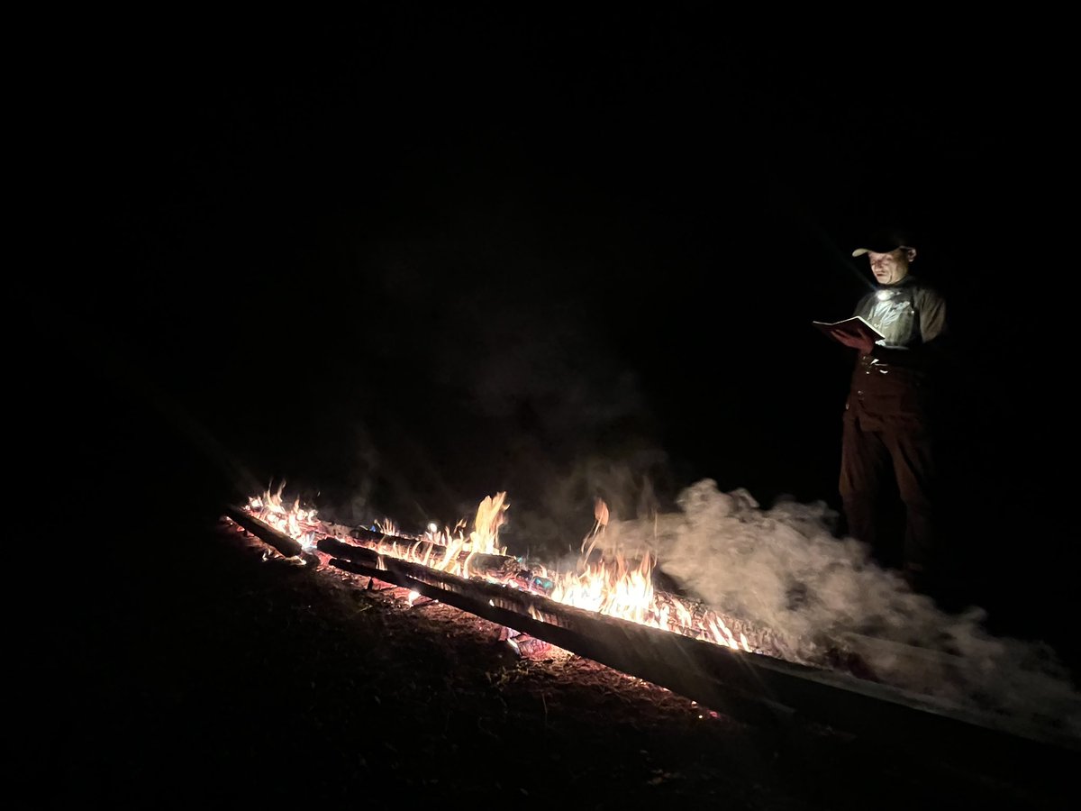 Kids_Bushcraft's tweet photo. ロングファイヤーを囲んで、朗読鑑賞。

火の音、夜の空気、そして物語。
昼間とは少し違う、キャンプならではの時間です。

朗読のあとは、みんなで花火。
夏の夜を最後まで楽しみました。 https://t.co/YIsb5YzD1q