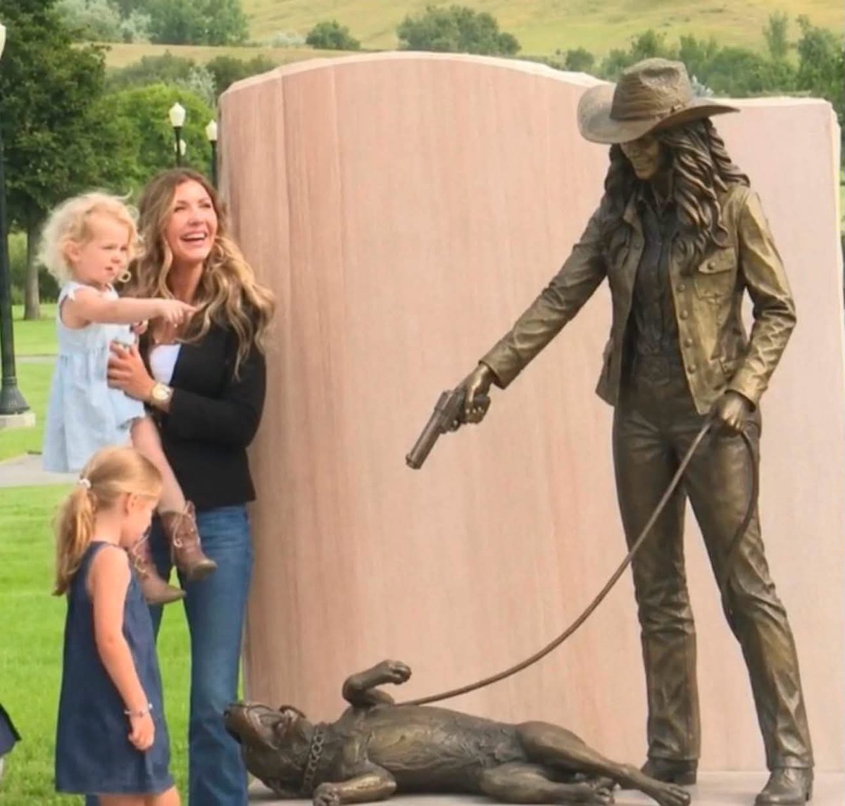 AntiquarianMuse's tweet photo. Former Homeland Security Secretary Kristi Noem attends bronze statue unveiling honoring her governorship of South Dakota. https://t.co/rBKeUAWnLy