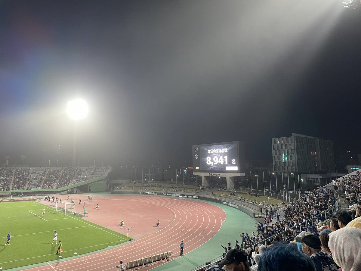 ringo_ponchan's tweet photo. 今夜は鹿児島ユナイテッド開幕戦の観戦してきた⚽️

台風明けの強風＋���島連続噴火で灰まみれ…
真っ白の中みんなで頑張りました！！

ザスパ群馬のサポーターの方々が
鹿児島のこと嫌いにならないか心配です🌋💦

#鹿児島ユナイテッドFC #ザスパ群馬 https://t.co/5SwjDODFQA