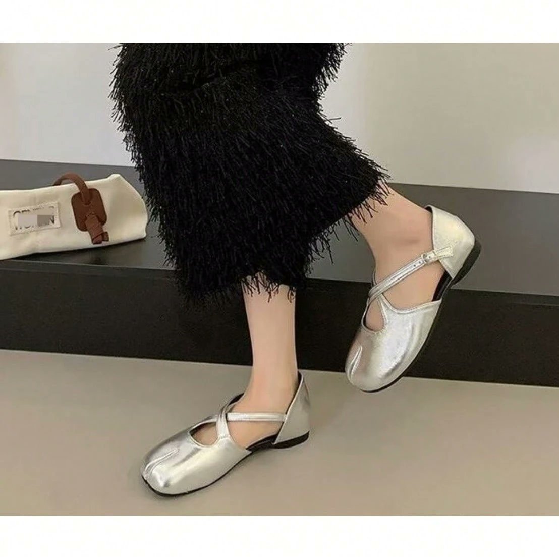 JbigbabyJ's tweet photo. New split‑toe Mary Janes！

Chic cross‑strap flat sandals, available in silver &amp; black.

Soft comfy for all‑day wear, perfect for your daily outfits.

Shop now on SHEIN

#WomenShoes #MaryJanes #FlatSandals https://t.co/G0WtZtiVmT