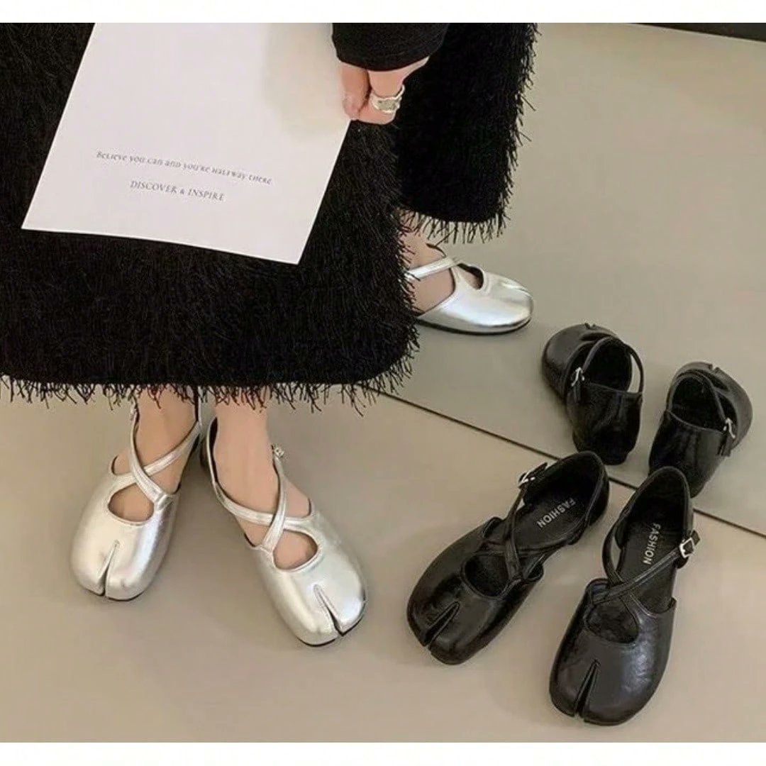 JbigbabyJ's tweet photo. New split‑toe Mary Janes！

Chic cross‑strap flat sandals, available in silver &amp; black.

Soft comfy for all‑day wear, perfect for your daily outfits.

Shop now on SHEIN

#WomenShoes #MaryJanes #FlatSandals https://t.co/G0WtZtiVmT