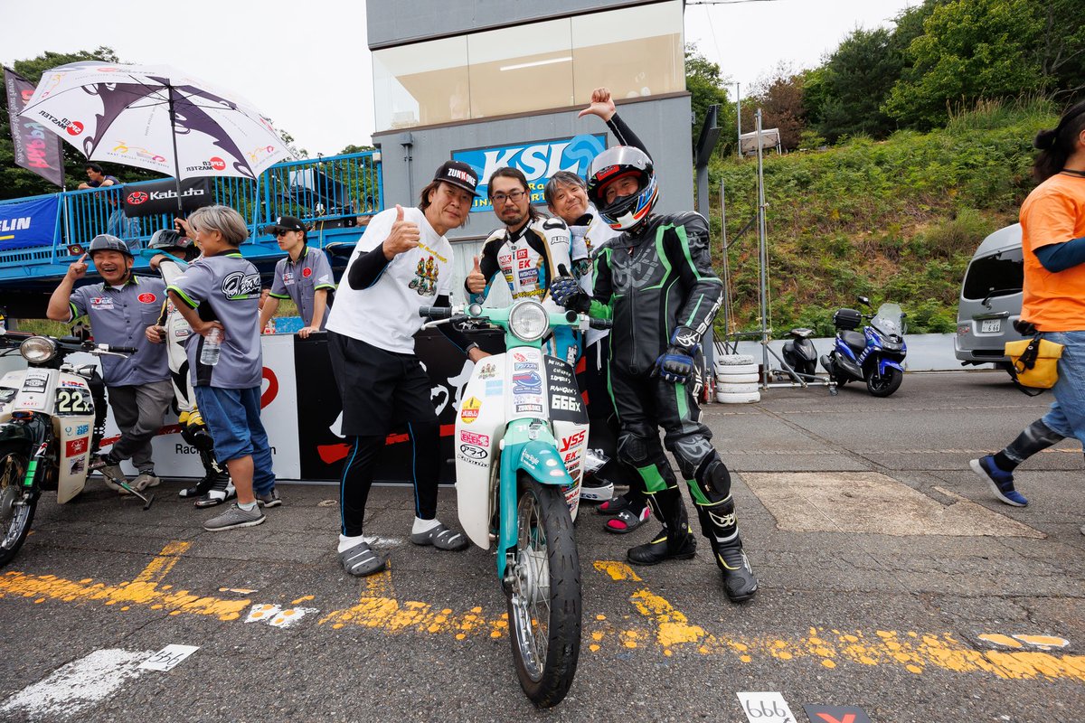 BBQchickens8969's tweet photo. 8/16(日) 全日本カブ耐久レース 第2戦
【京阪チキンゾンビーズ】 #666
@popo7974 
@amb_kurokawa 
@tsubuyakkuma 
@norakuro180_rin 
＋期待のルーキー
今回はキャブ・FIの2台体制で参戦！
絶賛修理中！果たして間に合うのか！？京都府は宇治田原町、天空のサーキット【近畿スポーツランド】にて！ https://t.co/uMO8F5Q9JL