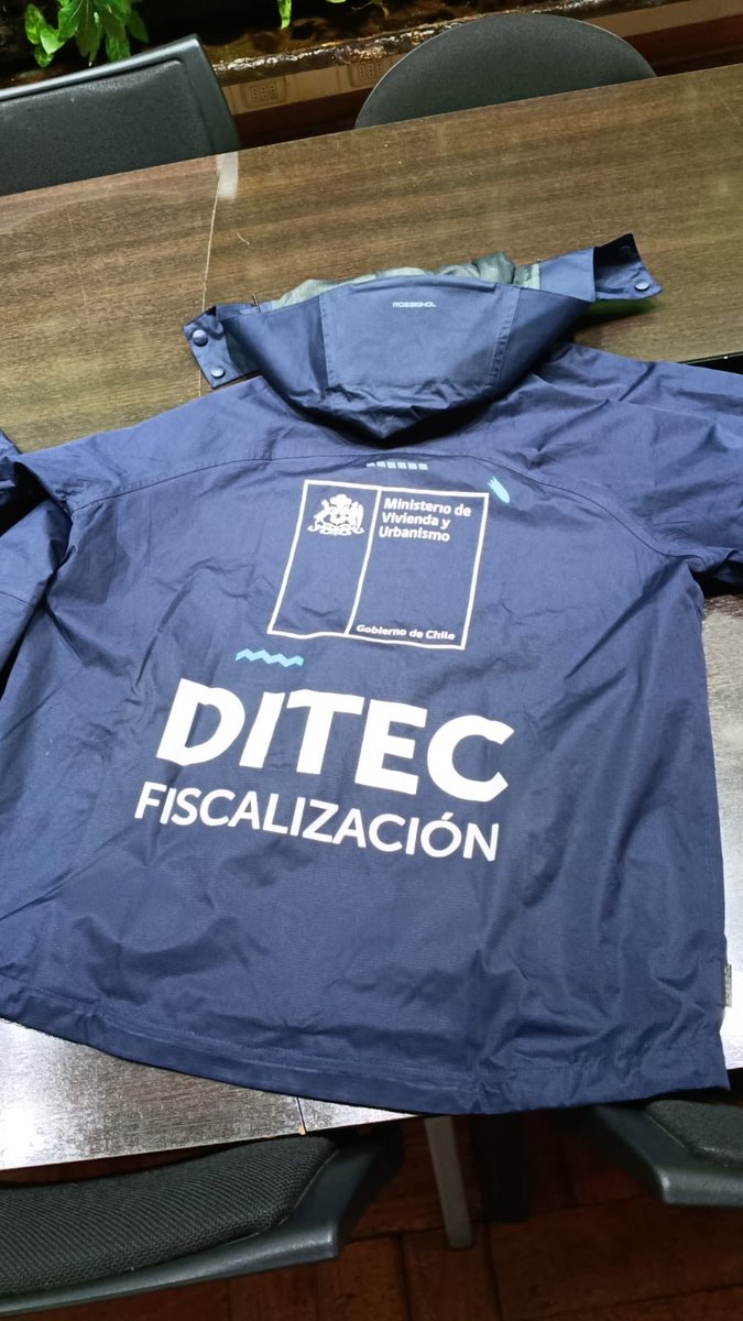 MinistroPoduje's tweet photo. Reforzando equipo de fiscalización Ditec. Esta semana irán a Bulnes para evaluar casas entregadas con muchas fallas. 

Además fiscalizaremos viviendas sociales nuevas que son arrendadas y se las quitaremos a las personas que estafaron al sistema. https://t.co/nSjIxLcKhB