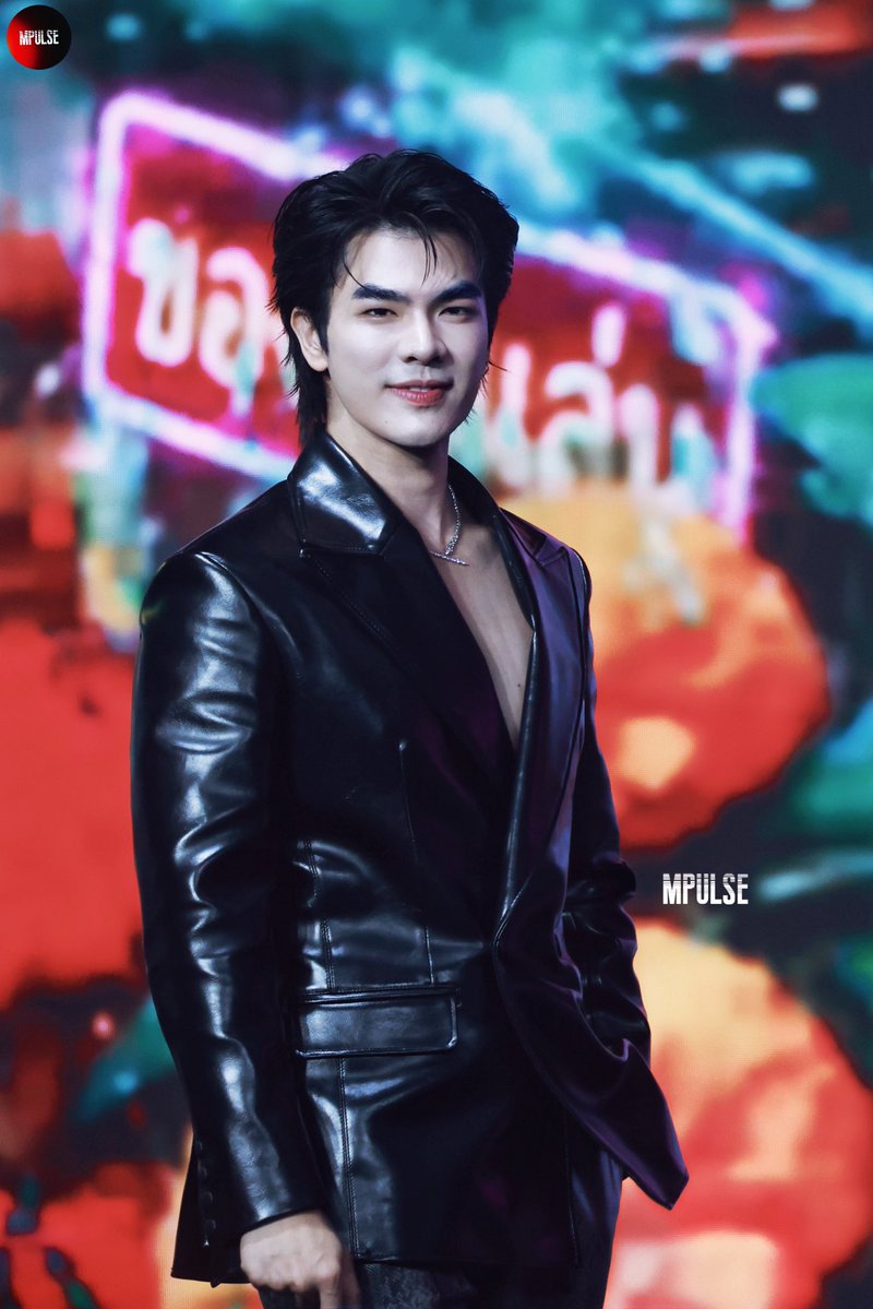 mpulsemileapost's tweet photo. 𝟐𝟎𝟐𝟔𝟎𝟖𝟎𝟖
Shining together 💚💛✨
@milephakphum @Nnattawin1 
#ApoNattawin #MilePhakphum 
#WEIBOGALA2026xBeOnCloud https://t.co/2p0msUjUPG