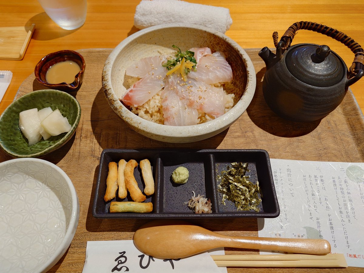 Paserin_8's tweet photo. (回想)いつもの物、「ゑびや」それは鯛茶漬け♡
冷たいのは売れ切れ？なのか無かった。比べると、私は温かい方が好み☆

お店に入った途端、凍らせたおしぼりを手渡された☆
なんと有難いことか！
頸動脈を冷やして体温を下げる☆

こんなホスピタリティーに溢れたサービス素敵☆

生き返った！ https://t.co/UHm8MaH7h3
