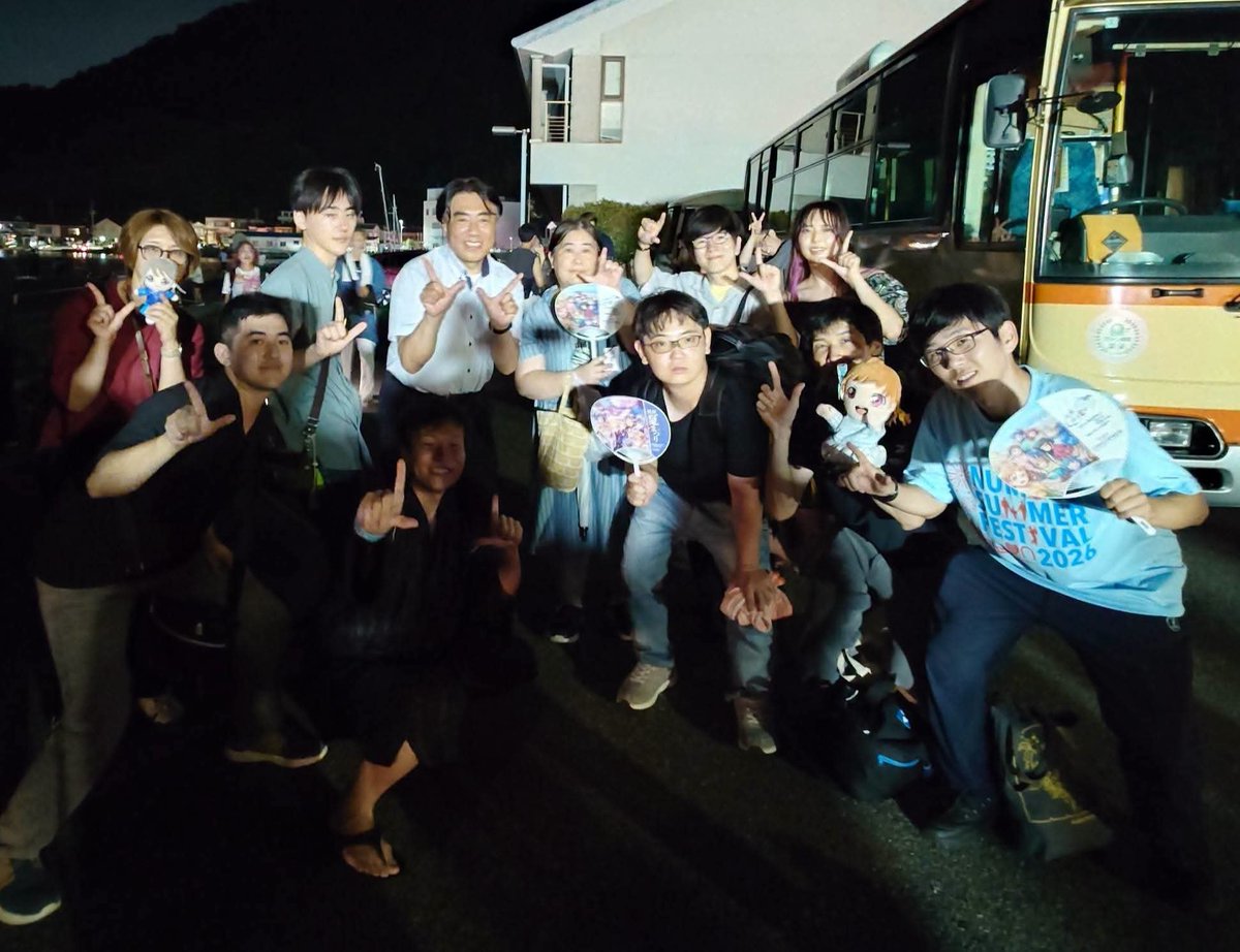 YorishigeNumazu's tweet photo. 8月8日(土)、奥駿河湾海上花火大会に参加させて頂きました！！

毎年、この時期に奥駿河湾(内浦地区)で開催される、地元色タップリのお祭りには、今年も多くのキッチンカー等に出店頂き、盛大に開催されました！！

また、このお祭りのフィナーレを飾るのは『海上花火大会』であり、今年も多くの皆様のご協賛を頂き、内浦湾を飾る美しい花火に彩られました！！

内浦地区は、正に、人気アニメ『ラブライブ!サンシャイン!!』の聖地中の聖地！！

今年も多くのファンの皆様のご来場を頂き、皆様から有り難くも、お声がけを賜りました！！

中には外国からのファンの皆様も！！

本日、開催にあたり、色々とお手配頂きました三津郵便局の山下局長をはじめとした『奥駿河湾海上花火大会実行委員会』の皆様の御尽力に、改めて、心からの感謝を申し上げます！！

＃沼津市
＃奥駿河湾
＃内浦地区
＃ラブライブサンシャイン
＃聖地巡礼
＃花火大会
#高海千歌ちゃん誕生月