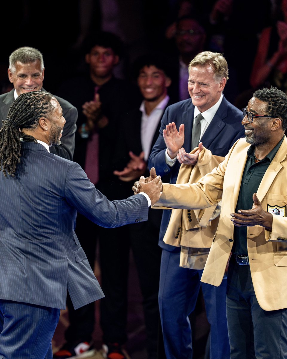 Pitt_FB's tweet photo. In the gold jacket club. https://t.co/5Mb7aoerTu