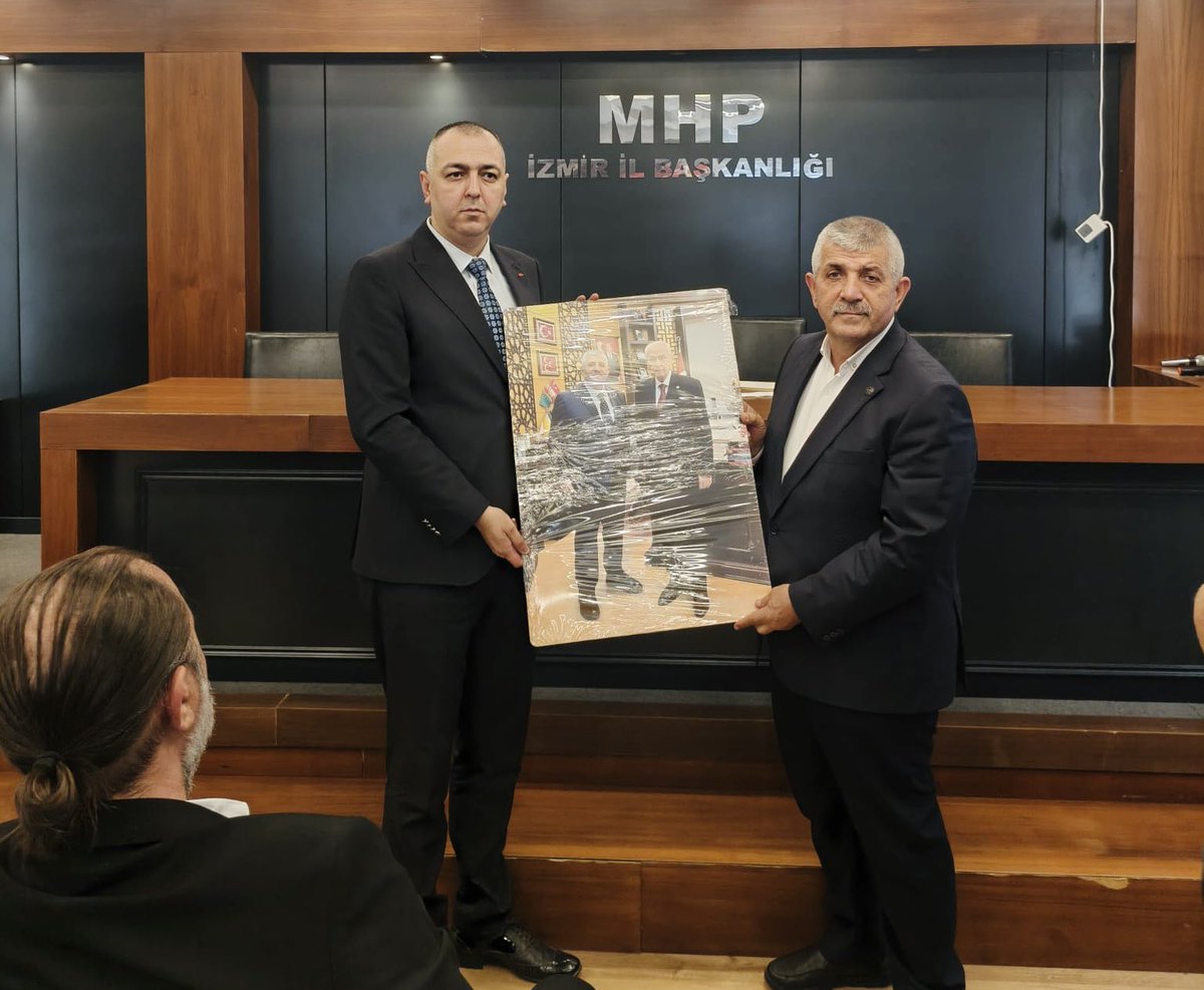 VeyselSahinMhp's tweet photo. Bayraklı İlçe Teşkilatımız, İlçe Kongremiz sonrası İl Başkanlığımızı ziyaret ettiler.

İlçe Başkanımız Tuncay Arslan ve Yönetim Kurulu’na yeni dönemlerinde başarılar diliyorum. https://t.co/gytkI2Aw65