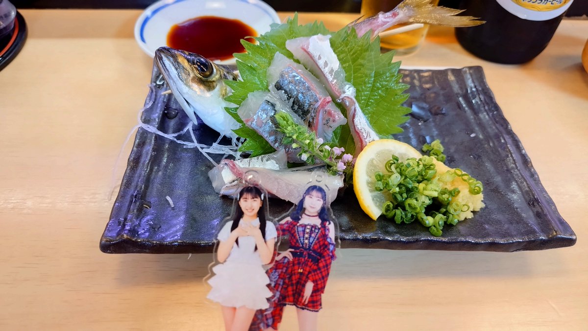 hatatyan's tweet photo. 昼夜共に人権の無い４階だったけど、ゆなちゃんが可愛い事だけはバッチリ分かったハロコンヲフは安定のすしざんまいさんにて！
かんぱ〜めーさ〜♪
とりあえず活アジ刺身から始めますよ♪ https://t.co/0SBe75rVvf