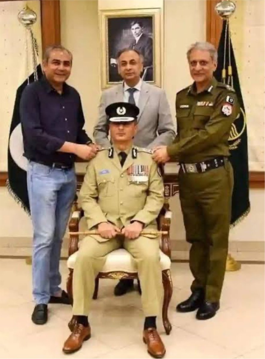 SMunirMaan's tweet photo. سب کی ماں کا سی سی ڈی نامی دیتھ سکواڈ آٹھ ماہ کے اندر 924  بندے ڈکار گیا۔اور بقول سی سی ڈی سربراہ یہ 924 ہم نے سیلف ڈیفنس میں فل فرائی کیے تھے ۔۔ 
آج خبر آئی ہےسیلف ڈیفنس میں بندے فرائی کرنے والےسی سی ڈی سربراہ کو ہلال امتیاز سےنوازا جائے گا۔
آپ کا ویژن ہے سر🫡 https://t.co/lhDNcKxNyI