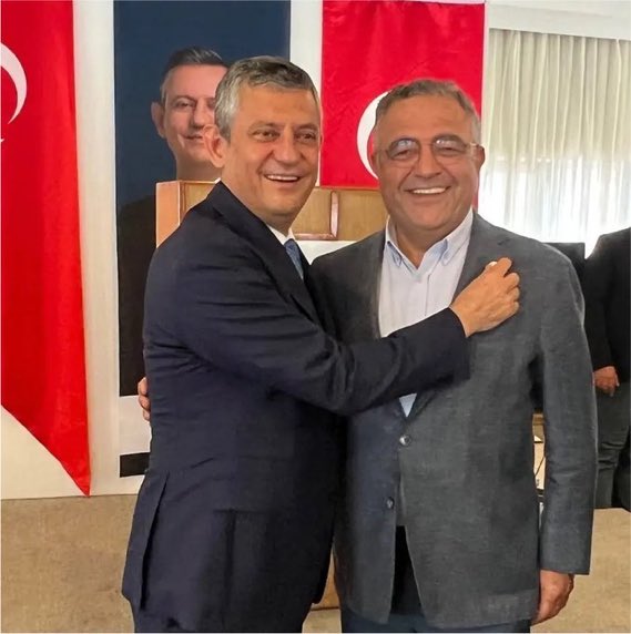 vukuathaberx's tweet photo. Özgür Özel’in kurduğu Yeni Parti, Çerçeve Yasa’ya “EVET” diyeceğini açıkladı!

Sezgin Tanrıkulu: “Teklif genel kurula geldiğinde hem eleştirilerimizi yapacağız hem de sorumluluk alacağız. Bu sorumluluk tabi ki ‘EVET’ demektir.” https://t.co/7mwByVx446
