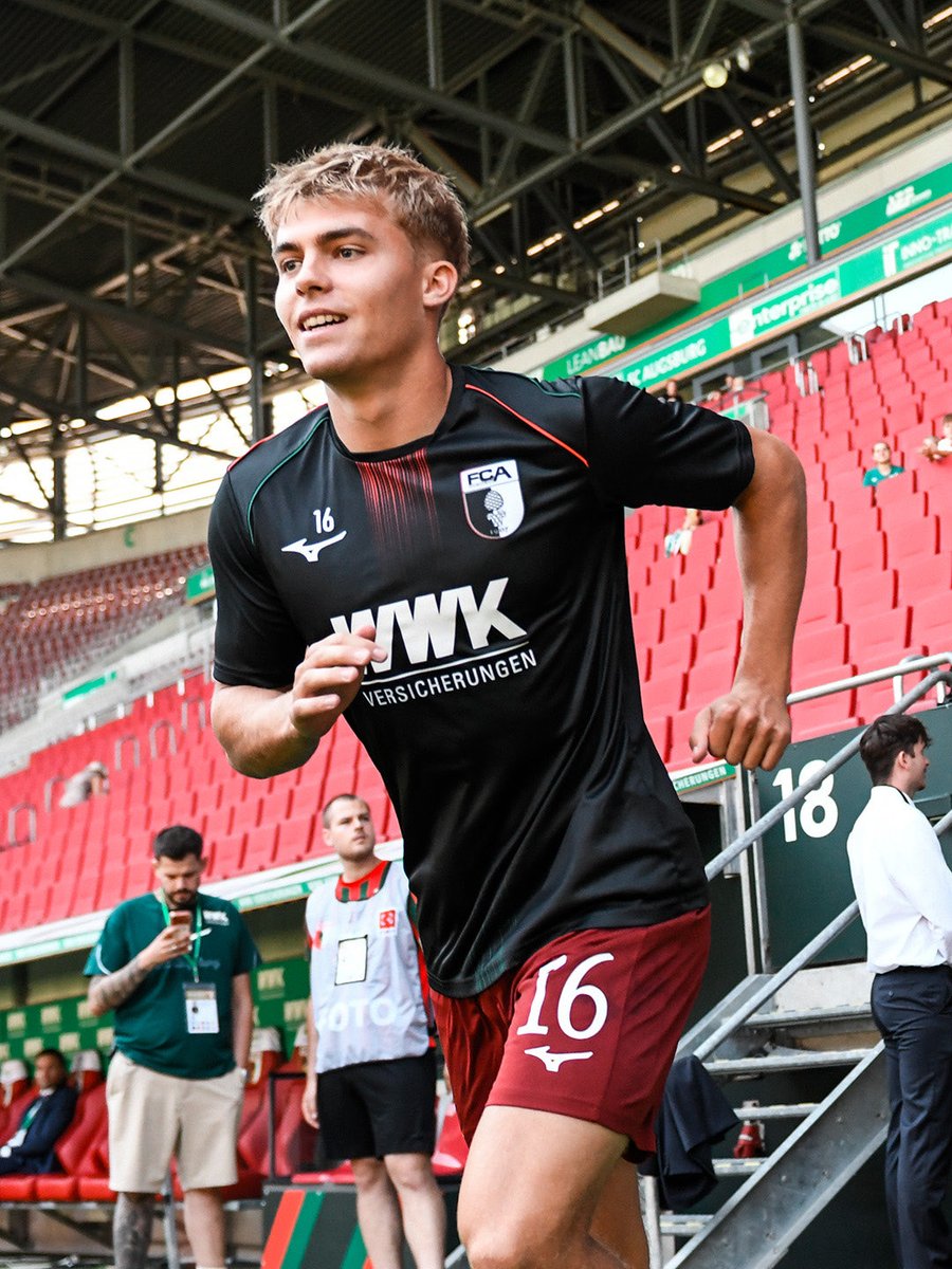 FCAugsburg's tweet photo. Warm-🆙 läuft! ✌️
#FCASAS https://t.co/4JJnFw6Q5Y