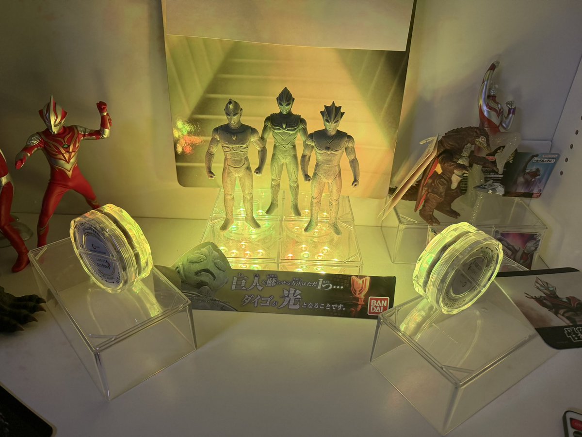 G4M1_SAKAMOTO's tweet photo. ウルトラソフビシリーズ特撰「ティガの巨人像」が届いたので開封〜

普段ソフビはあまり買わないけどリアルタイムでティガを観ていた世代として買わない選択肢がなかった逸品

ライトアップして飾ると簡単なジオラマ再現ができるので満足度が高いですね〜(^ ^) https://t.co/pY4lpXZ5pd