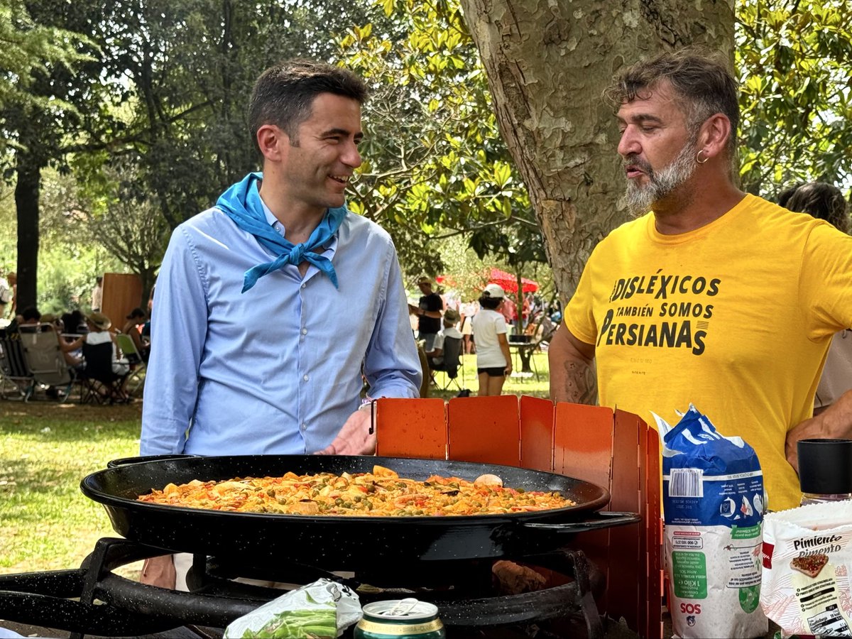 DelegGobCANT's tweet photo. 📸El delegado del Gobierno en #Cantabria, @pedro_casares, ha asistido este sábado a las fiestas de Santa Isabel en #Limpias donde se ha celebrado el tradicional concurso de paellas. https://t.co/AK7T1E3fTq