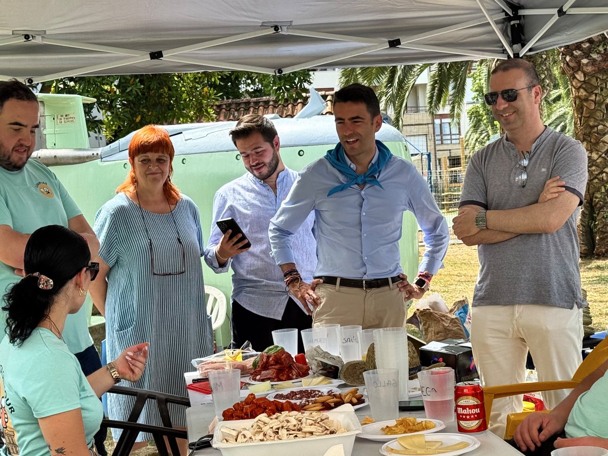 DelegGobCANT's tweet photo. 📸El delegado del Gobierno en #Cantabria, @pedro_casares, ha asistido este sábado a las fiestas de Santa Isabel en #Limpias donde se ha celebrado el tradicional concurso de paellas. https://t.co/AK7T1E3fTq