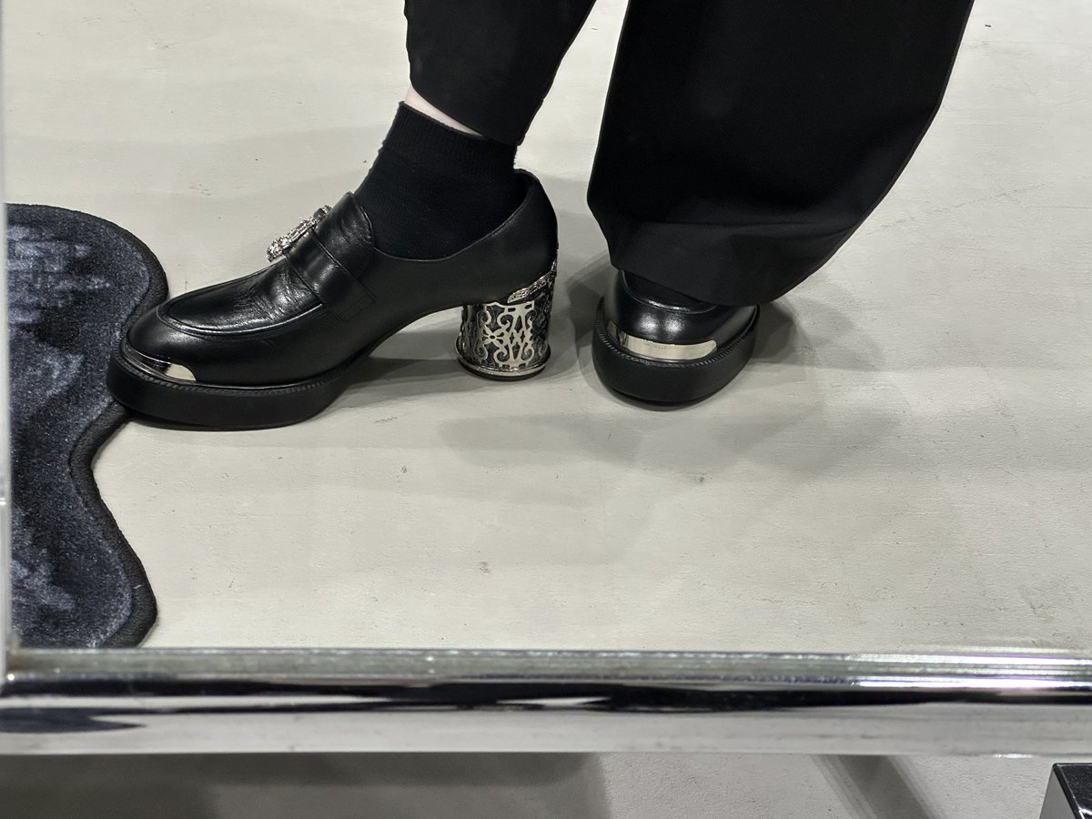 Morris_game8's tweet photo. 即売会でブーツと悩んで
結果厳しいなぁで何も買わずに帰り
大後悔して忘れられなくて
時間、間違えてたけど
覗いたらあったから
異論武装のレザーローファー
シルバー買った
もう、後悔しない😭
（ひもじい生活スタート）
#hazama https://t.co/WM0AaxZy8V