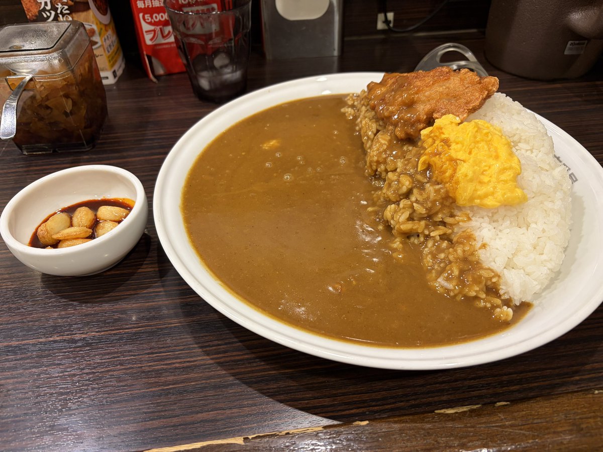 kyone1008's tweet photo. 今日の夜ごはん
CoCo壱

後輩に誕プレ強請られたから、後輩の推しキャラ求めて、ちいかわコラボドリンク注文しに来たら取り扱い無かった…

いったい何のために来たのか…

やばいって…
今月のカレーは全て吉野家って決めてたのに…

マジでポイント間に合わなくなる😭

でも久々のCoCo壱バカうめぇ… https://t.co/UUo0qSVViV