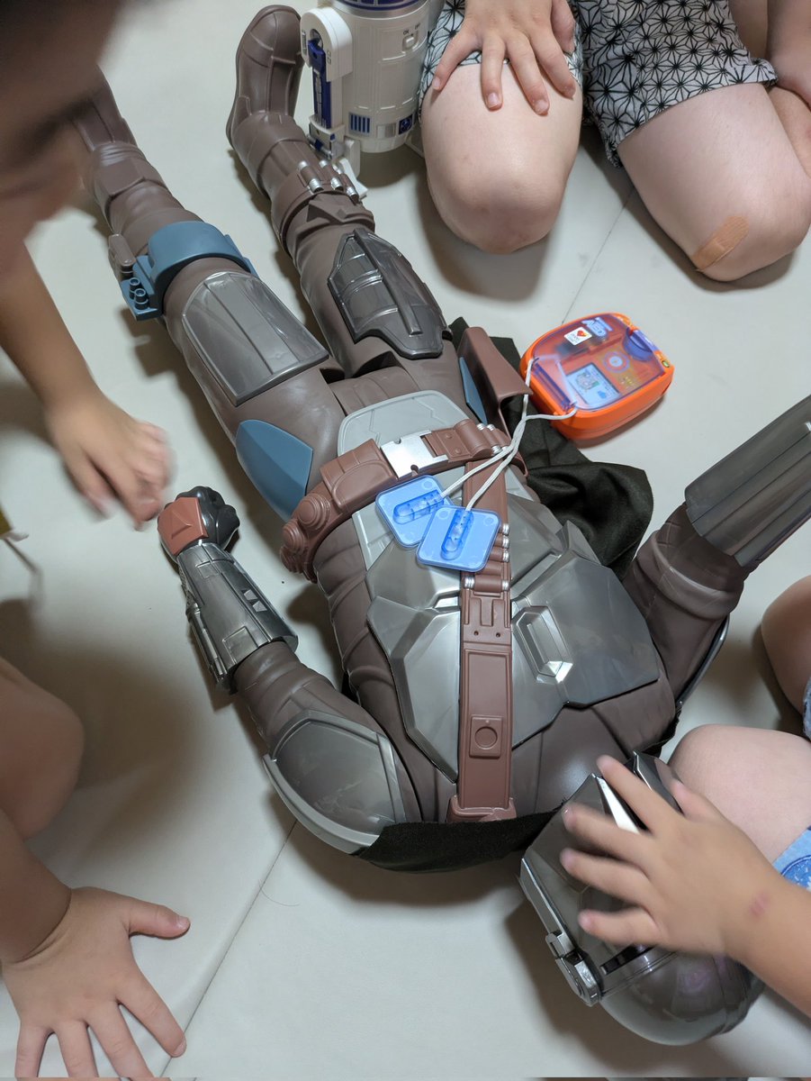 misuzu418's tweet photo. 心肺蘇生始めたんだが(笑)
ダメだろこの人に電気ショックは😅 https://t.co/K0J7dC2NYH