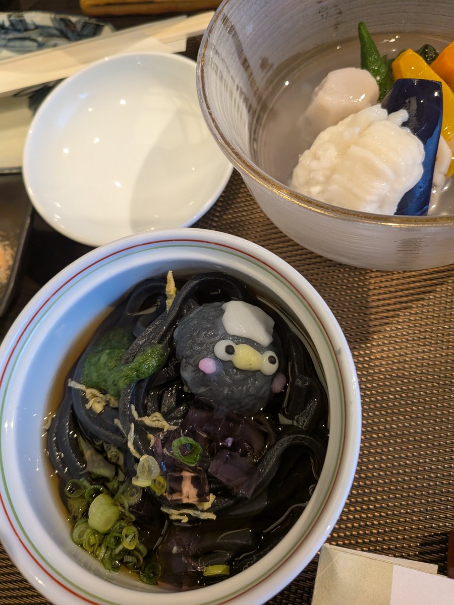 ut37u_uyui's tweet photo. ホテルの料理は手が込んでました。
子供の料理のうどんには石川のキャラクターひゃくまんさんの蒲鉾
子供だけ🦀料理もついてる
私の料理は山代温泉のキャラスパクロ君
可愛い😍
人参が金魚になってた🎐
#旅行好き
#石川県 https://t.co/g0OfPDnd6N