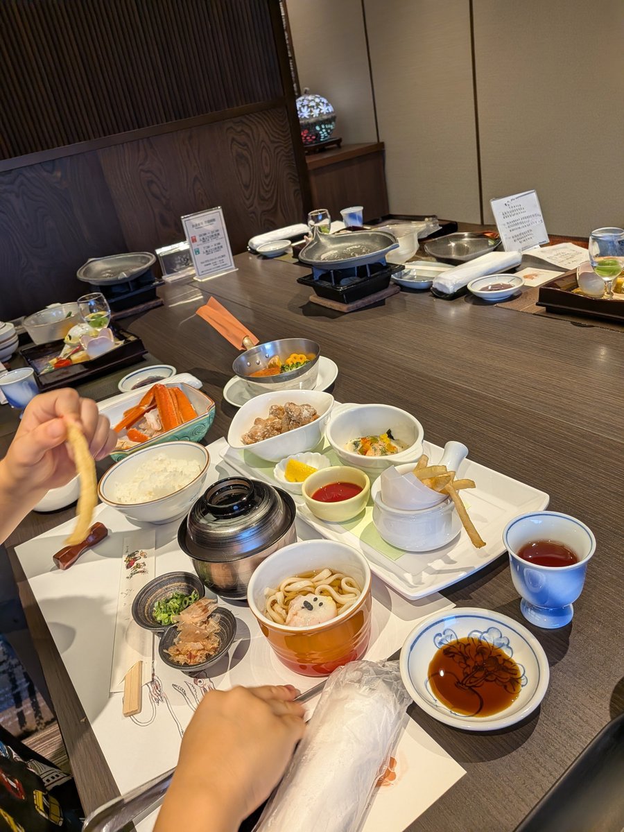 ut37u_uyui's tweet photo. ホテルの料理は手が込んでました。
子供の料理のうどんには石川のキャラクターひゃくまんさんの蒲鉾
子供だけ🦀料理もついてる
私の料理は山代温泉のキャラスパクロ君
可愛い😍
人参が金魚になってた🎐
#旅行好き
#石川県 https://t.co/g0OfPDnd6N