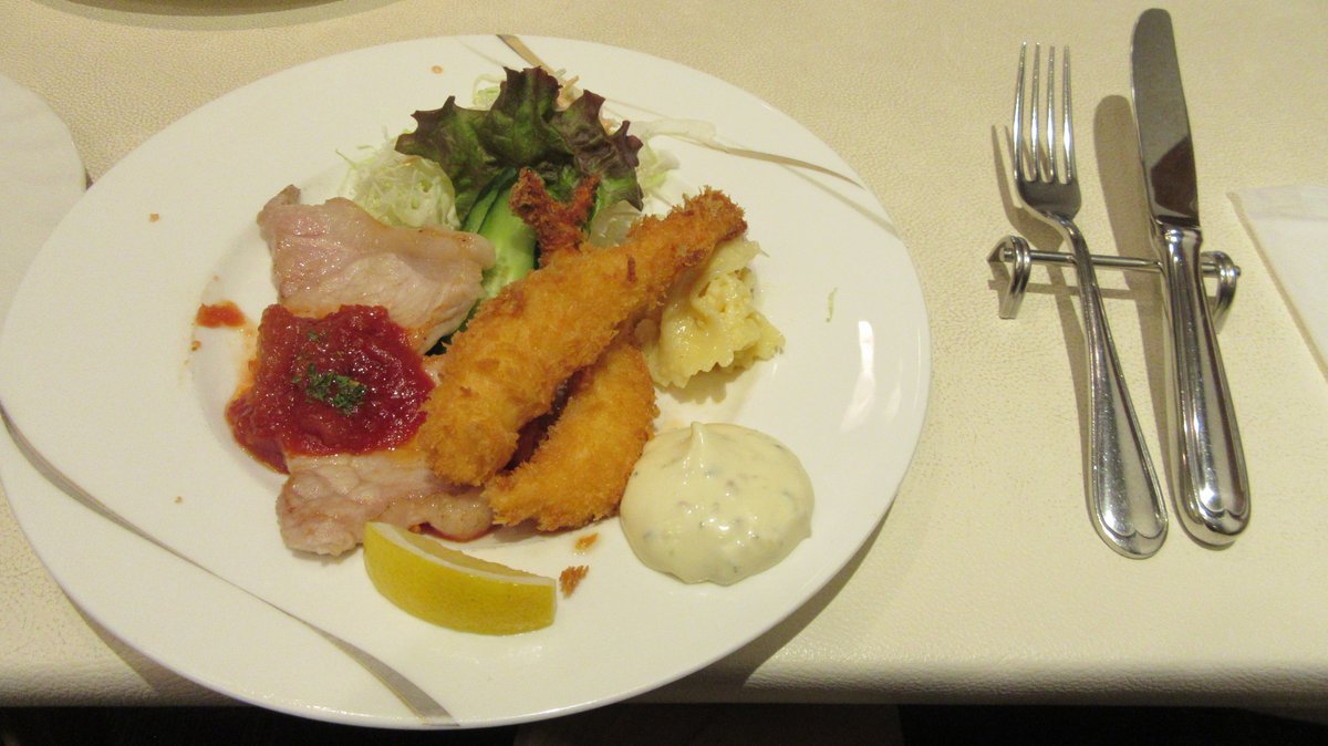 mbooker1096's tweet photo. 8月7日その➄。河原町通から再びバスに乗り、京都市役所前で降りる。目指すは寺町通のスマート珈琲店。いつもはだいぶ待つのだが、この日は運がよかった。はじめて2階で食事する。急な階段を上ると落ち着いた雰囲気の店内。気取らないランチ。食後にはもちろんホットコーヒー。京都の時間を楽しむ。 https://t.co/MHbReSlJQu