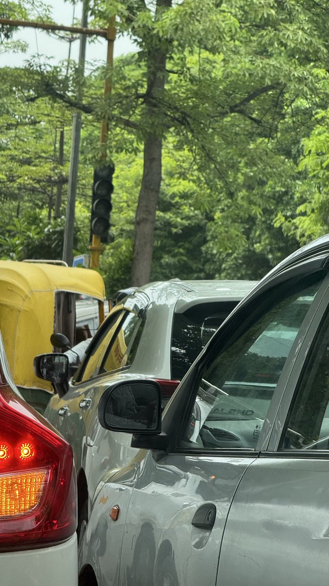 sin_doctor27's tweet photo. @dtptraffic The red light at the cross section of Press Enclave Marg and Geetanjali Marg isn’t working. There’s chaos and jam from everywhere. Kindly see to it asap. https://t.co/XJTY3r3bLS