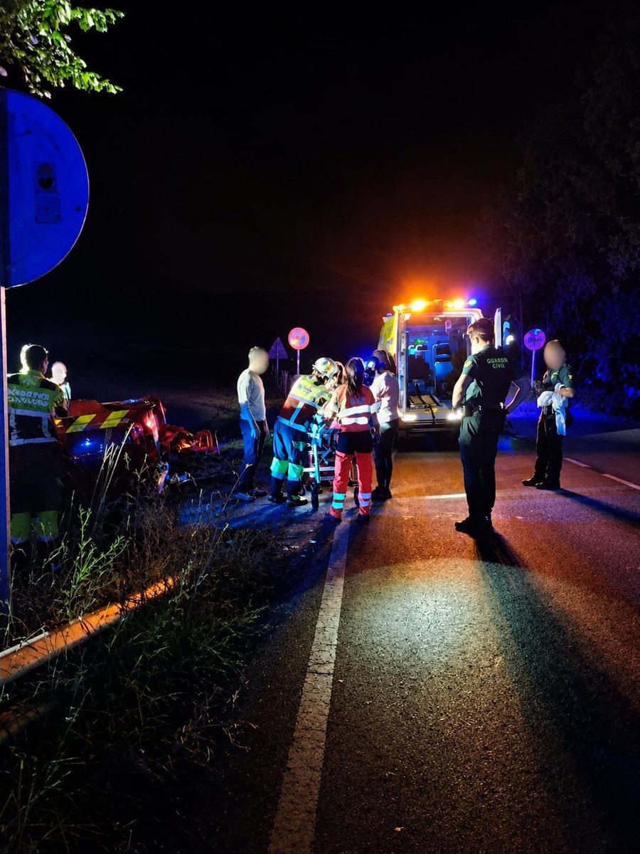 112Cantabria's tweet photo. Bomberos del @cantabriaes rescataron esta noche a una persona que había caído en una zona de matorral próxima al río, en Correpoco #LosTojos
Tras localizarla, se valoró su estado físico.Han intervenido en el operativo la @guardiacivil y el #061. https://t.co/JSGkndKkDe
