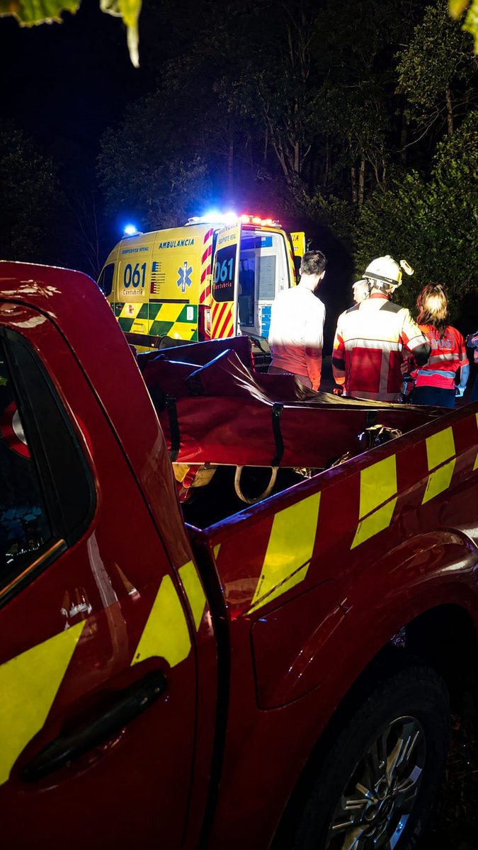 112Cantabria's tweet photo. Bomberos del @cantabriaes rescataron esta noche a una persona que había caído en una zona de matorral próxima al río, en Correpoco #LosTojos
Tras localizarla, se valoró su estado físico.Han intervenido en el operativo la @guardiacivil y el #061. https://t.co/JSGkndKkDe