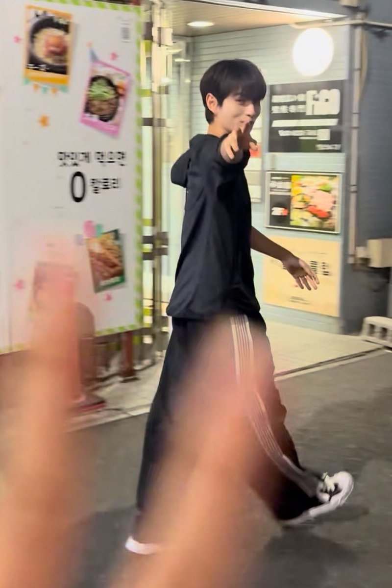 7es19__'s tweet photo. 언니 따라가서 전남친 닮은 사람 만날 확률은?
ㄴ☛ 0.0001%?
진짜 저랑 사겼다가 신분세탁하셨죠.
어쩜 이래? https://t.co/PGCU4j9QiI