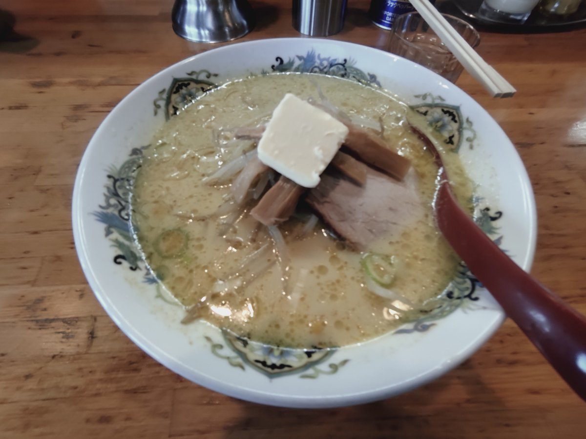 masamasads's tweet photo. @mojikun555 味噌カレー牛乳ラーメンのお店で
塩カレー牛乳ラーメンを食べるだけの
#簡単なお仕事 https://t.co/MIJ0ncVms1