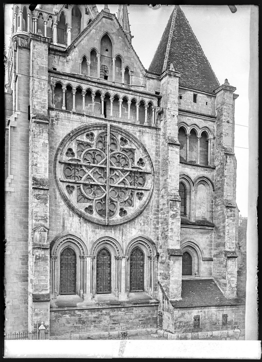 andreas_nigbur's tweet photo. Lausanne Cathedral, Switzerland

The Construction by Unknown Master Builders🤔

Construction of the cathedral began as early as 1170 by an unknown master builder for the Catholic Church. Twenty years later, another master builder resumed the work, continuing until 1215. Finally, a third engineer, Jean Cotereel, completed most of the present cathedral, including a narthex and two towers, one of which is the current bell tower. The other tower was never completed.
https://t.co/gAjI83AbQw