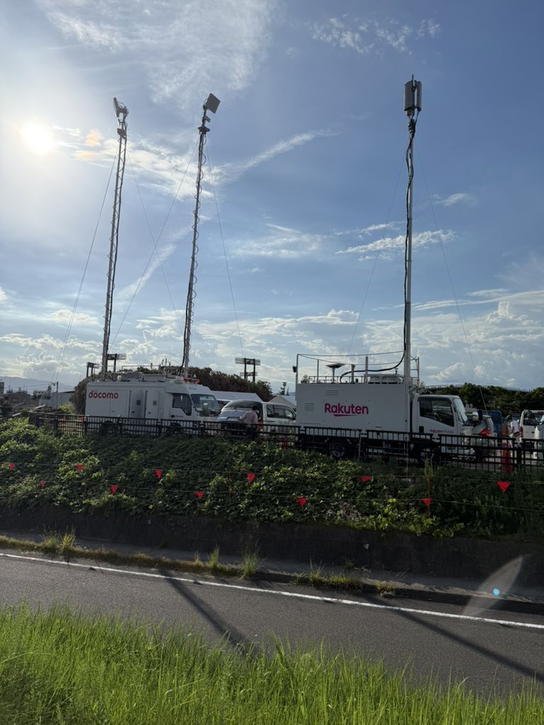 claris_jp's tweet photo. #ぎふ長良川花火大会
携帯各社頑張ってますね https://t.co/eVmn67UimL