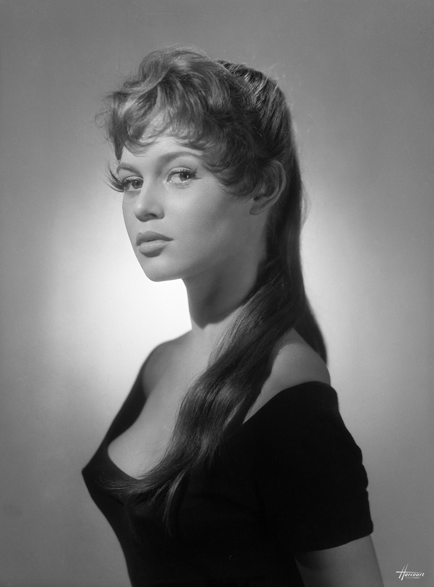 AlainHanel's tweet photo. NOUVELLE SÉRIE...    
PORTRAITS DE STARS - 1930 - 1950.    
Dans les années 1930, le cinéma utilisait la technique de la lumière continue pour l’ensemble des éclairages sur les plateaux.    
Ces  éclairages étaient certes moins performants que ceux que l’on peut  trouver actuellement sur les lieux de tournage des films.    
Les  cinéastes mettaient alors en place de multiples sources d’éclairage,  d’intensité diverse et, en sculptant en quelque sorte la lumière, ils  créaient une ambiance photographique très prégnante.    
La  technique de la lumière continue, issue du cinéma, a par ailleurs  inspiré les photographes portraitistes entre les années 1930 et les  années 1950.    
Dans ces portraits cinéma, seuls les yeux, la  moitié du front et le nez du personnage féminin, sont éclairés à l’avant  du visage, tandis qu’un faisceau de lumière dessine l’arrière des  cheveux et la ligne des épaules.  Les transitions de l’ombre à la lumière sont modelées avec délicatesse.    
Bientôt tous les studios photographiques utiliseront ce style de lumière, un seul en fera sa signature en France : Harcourt Studio.    
Voici une série de portraits des années 1930 à 1950, avant que le flash n'envahisse les plateaux.    
Source : Studio 1930.  
BRIGITTE BARDOT.