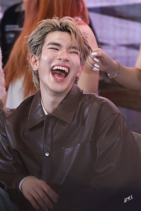 littlebaby4th's tweet photo. ร่าเริง สดใสเป็นที่สุดอ่ะวันนี้ มีอะไรที่ทำให้มีความสุขได้ขนาดนั้นนะ ทั้งหัวเราะ ทั้งยิ้มกว้างเลย สดใสมากๆ 🥹 วันนี้ก็หล่อมาเช่นกัน เสื้อผ้าหน้าผมเต็ม 10 ไม่หัก

#Fourthnattawat #โฟร์ทณัฐวรรธน์ https://t.co/AADcNRV7OJ