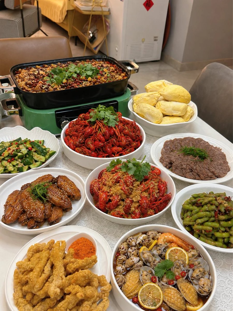 ozan_AF's tweet photo. 今天的晚餐  蒜泥龙虾 麻辣龙虾 凉拌黄瓜 卤牛肉 凉拌毛豆 捞汁小海鲜 美蛙鱼 可乐鸡翅 小酥肉  #互关 #互粉 #互fo #ff https://t.co/OlmTlyQRQh