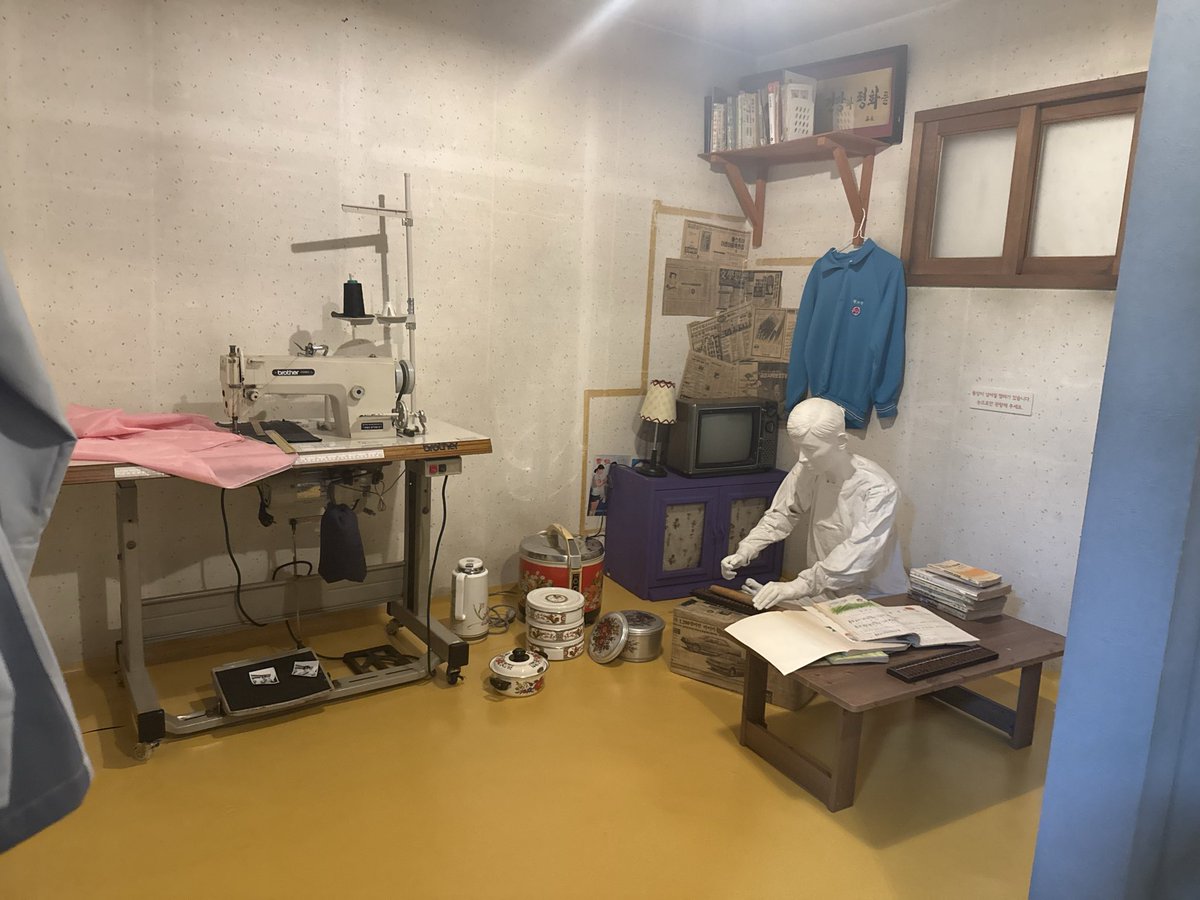 mingrihai_'s tweet photo. カリボン市場から近い九老工団労働者生活体験館にもいってきた。
15.6歳の女の子たちが12時間働いた後夜間学校に通って小さな部屋で共同生活をしていたことなどが紹介されていて、職員さんが日本語字幕付きのビデオをつけてくれた。当時の女性たちすごすぎるよ… https://t.co/sYNGNzRH8x