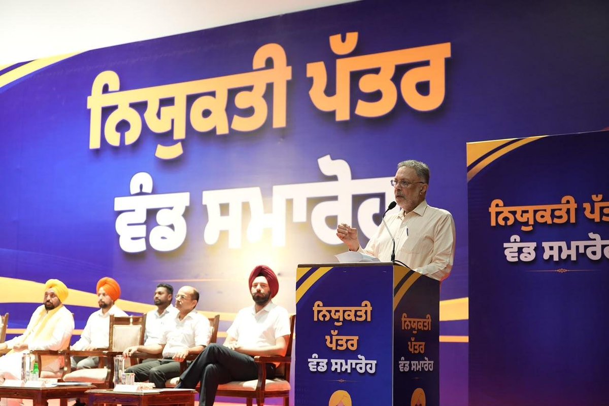 AAPbalbir's tweet photo. ਅੱਜ ਮੋਹਾਲੀ ਵਿਖੇ ਮਾਣਯੋਗ ਮੁੱਖ ਮੰਤਰੀ ਭਗਵੰਤ ਮਾਨ ਜੀ ਦੀ ਮੌਜੂਦਗੀ ਵਿੱਚ ਸਿਹਤ ਵਿਭਾਗ ਦੇ 866 ਨੌਜਵਾਨਾਂ ਨੂੰ ਨਿਯੁਕਤੀ ਪੱਤਰ ਸੌਂਪੇ ਗਏ। ਯੋਗਤਾ, ਮਿਹਨਤ ਅਤੇ ਪਾਰਦਰਸ਼ਤਾ ਦੇ ਆਧਾਰ ’ਤੇ ਹੋਈ ਇਹ ਭਰਤੀ ਪੰਜਾਬ ਦੀਆਂ ਸਿਹਤ ਸੇਵਾਵਾਂ ਨੂੰ ਹੋਰ ਮਜ਼ਬੂਤੀ ਪ੍ਰਦਾਨ ਕਰੇਗੀ।ਮਾਨ ਸਰਕਾਰ ਦਾ ਉਦੇਸ਼ ਹਰ ਯੋਗ ਨੌਜਵਾਨ ਨੂੰ ਨਿਰਪੱਖ ਢੰਗ ਨਾਲ ਰੁਜ਼ਗਾਰ ਦੇ ਮੌਕੇ ਪ੍ਰਦਾਨ ਕਰਨਾ ਅਤੇ ਸੂਬੇ ਦੇ ਸਿਹਤ ਢਾਂਚੇ ਨੂੰ ਲਗਾਤਾਰ ਮਜ਼ਬੂਤ ਕਰਨਾ ਹੈ।ਸਾਰੇ ਨਵੇਂ ਨਿਯੁਕਤ ਸਾਥੀਆਂ ਨੂੰ ਦਿਲੋਂ ਮੁਬਾਰਕਾਂ ਅਤੇ ਉਨ੍ਹਾਂ ਦੇ ਸੁਨਹਿਰੇ ਭਵਿੱਖ ਲਈ ਸ਼ੁਭਕਾਮਨਾਵਾਂ।