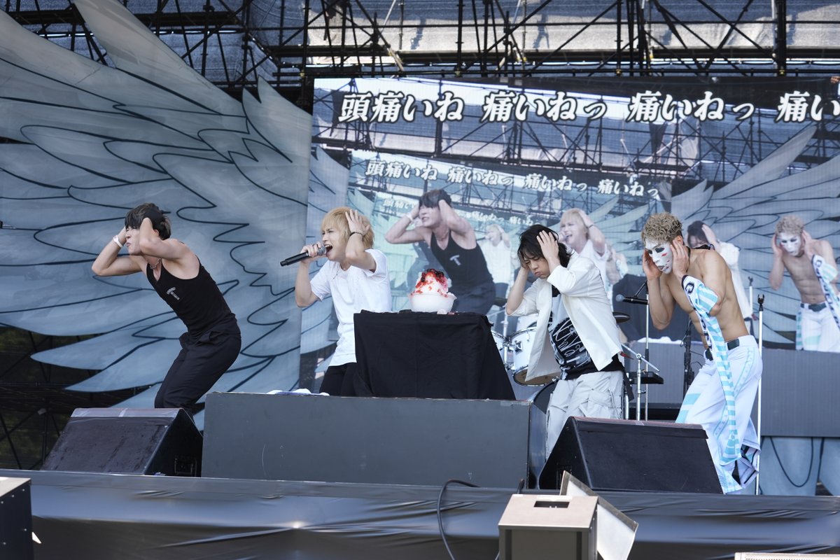 luckyfm_fes's tweet photo. 【SetList + Live Photos】ゴールデンボンバー
LuckyFes'26
WING STAGE 8/8(土)  11:05〜
▶︎https://t.co/QJwaDthb7c

【SetList】
1. イイね
2. 抱きしめてシュヴァルツ
3. 首が痛い
4. まさし
5. かまってちょうだい///
6. 女々しくて

@KinbakuTw
#ゴールデンボンバー #金爆 https://t.co/KV1Tv0Ort4