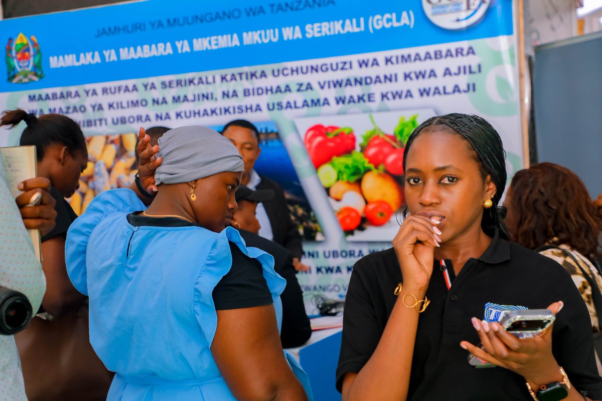 Gcla1895's tweet photo. Mkurugenzi wa Huduma za Udhibiti wa @Gcla1895 Daniel Ndiyo akizungumza na Watanzania kupitia Vyombo vya Habari juu ya namna wanavyoweza kunufaika na kilimo na ufugaji wenye Tija kwa kutumia Maabara za Mamlaka ambazo Serikali imewekeza ilikusaidia uchunguzi wa mazao yanayozalishwa https://t.co/qEobIX1ORs