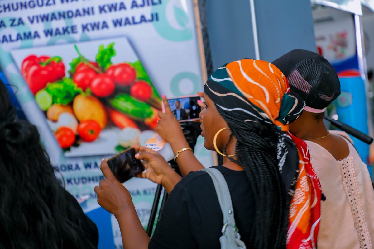 Gcla1895's tweet photo. Mkurugenzi wa Huduma za Udhibiti wa @Gcla1895 Daniel Ndiyo akizungumza na Watanzania kupitia Vyombo vya Habari juu ya namna wanavyoweza kunufaika na kilimo na ufugaji wenye Tija kwa kutumia Maabara za Mamlaka ambazo Serikali imewekeza ilikusaidia uchunguzi wa mazao yanayozalishwa https://t.co/qEobIX1ORs