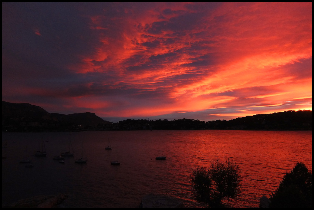 AlainHanel's tweet photo. JUSTE POUR VOIR...             
De ma terrasse à Villefranche-sur-Mer, chaque matin d'automne ou d'hiver m'offre un spectacle extraordinaire...            
Vous voyez chaque jour à quoi ressemble le décor de cette baie, mais les photographies que je vais vous présenter sont rares et pour certaines datent de plus d'une décennie...             
J'ouvre le rideau et ouvrez vos yeux : le créateur est à l’œuvre...             
AH.   ©2026 - Alain Hanel.   
NOVEMBRE...