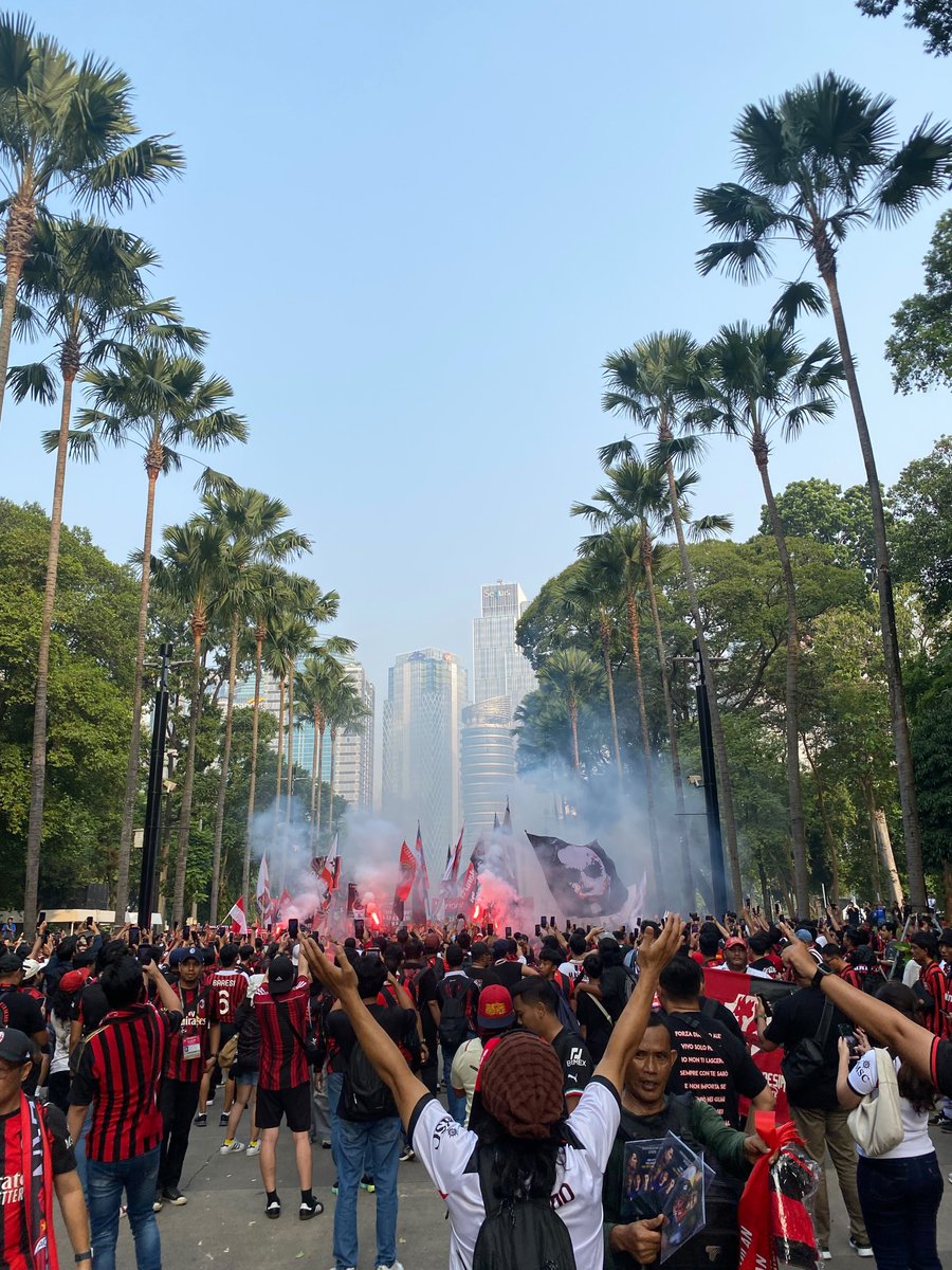 MilanistiOrId's tweet photo. Famiglia ❤🖤
@acmilan #SanSirokanGBK https://t.co/4UrMUnQpBT