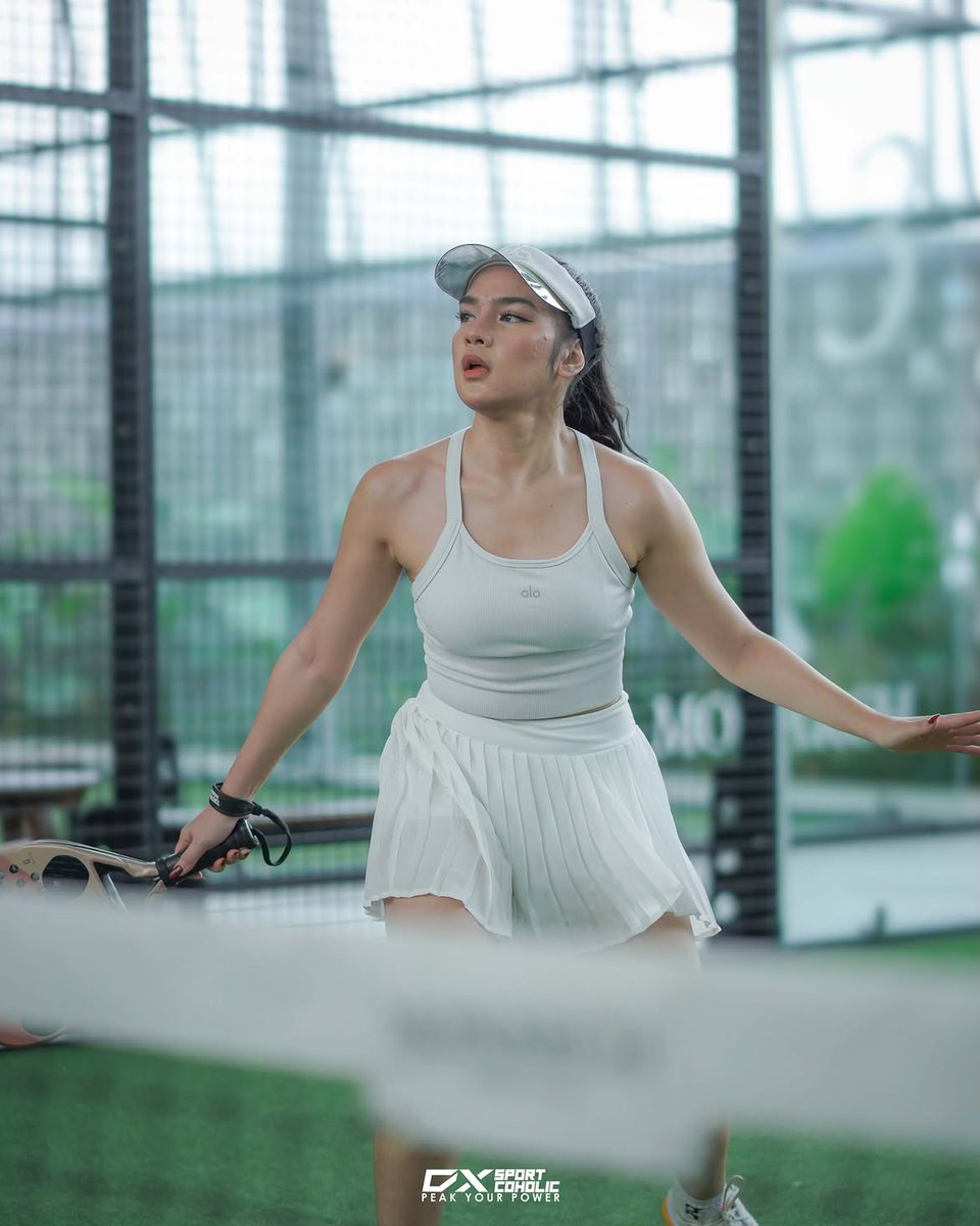 tansuuuw's tweet photo. Davina Karamoy padel mode: activated 😭🔥
White fit, keringetan, tapi muka tetep “aku gak capek” energy. 
Ball flying, she serving looks. https://t.co/FLzpV3XVgX