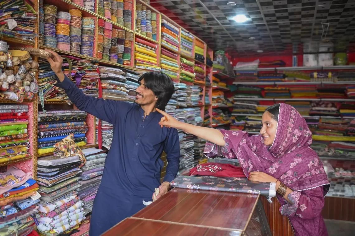 csedpk's tweet photo. Young women operating home-based businesses need tailored pathways into the formal economy. Digital payments, business registration support, market connections, safe training opportunities, and suitable financing can help their enterprises grow. #Pakistan https://t.co/GWHj4Gx2vP